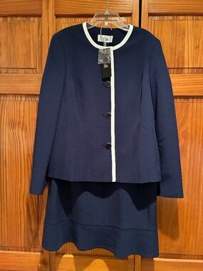Le Suit NWT skirt suit